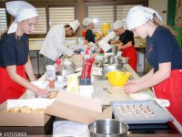 Baklava trifft Lebkuchen: HLW-Schülerinnen und Asylwerber backen gemeinsam