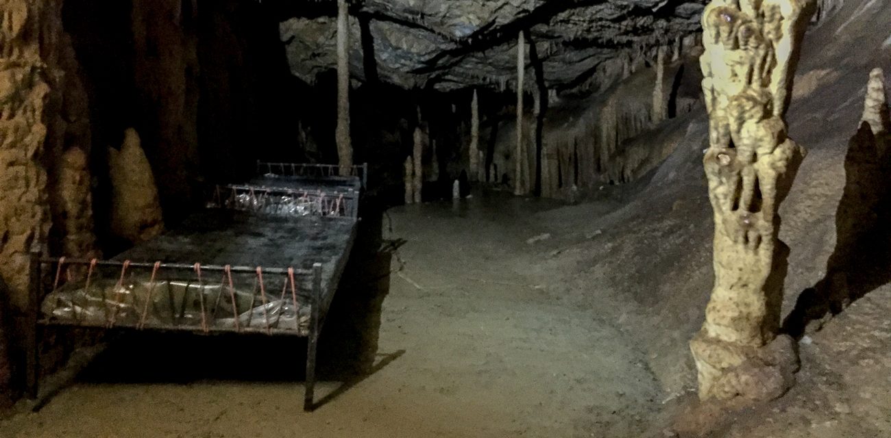 In einer Höhle in Naas stehen zwei Betten. Der Grund dafür wird dich verblüffen!