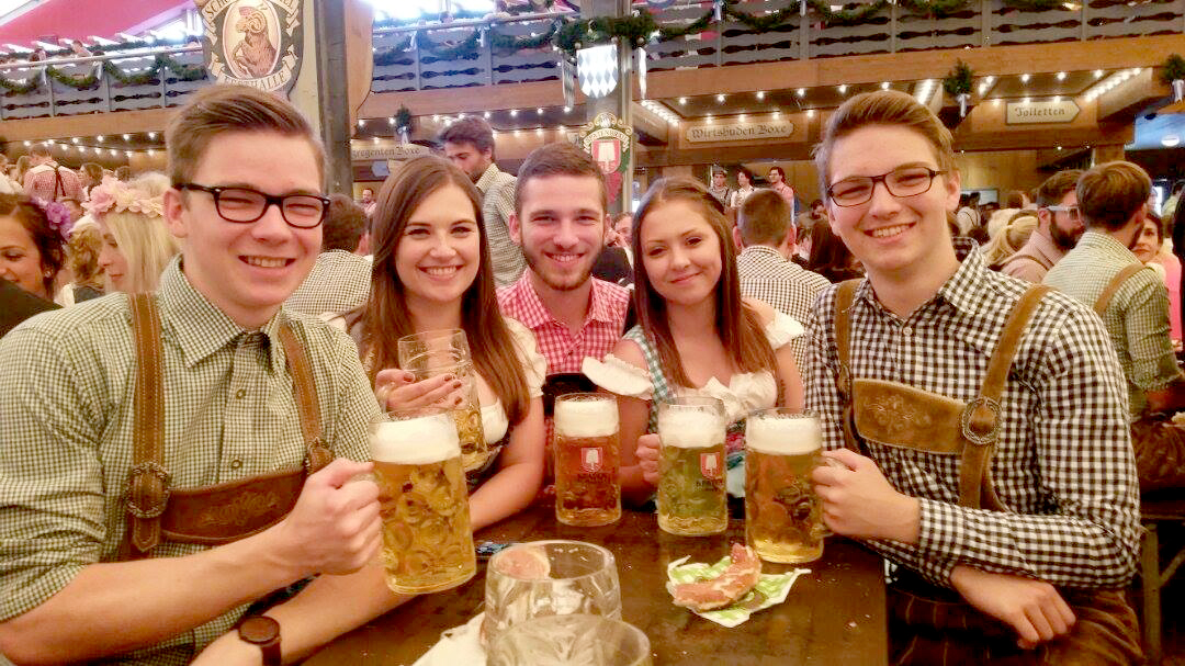 WOS auf der Wiesn: Unsere Tanja hat sich angeschaut, wo der Bayer die Maß holt