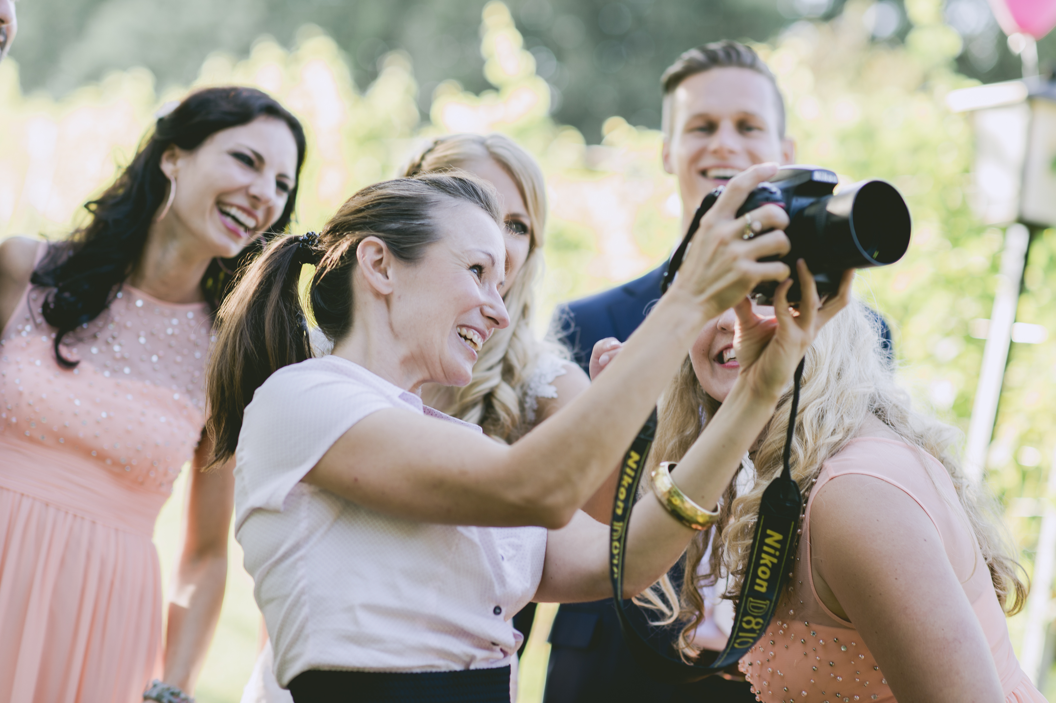 „Wehe, jemand schaut mir in die Kamera!“ – Hochzeitsfotografin Michaela Begsteiger im Interview