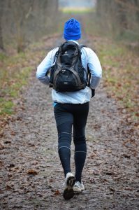 laufen herbst winter schlechtes wetter mann 