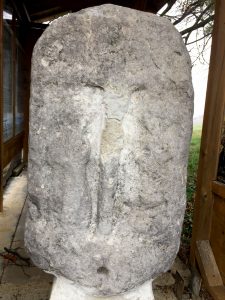 Dieser Stein erinnert an den Grafen Olarizi. Herbert Hierzer hat ihn auf seinem Anwesen gefunden und ihn wieder aufgestellt.