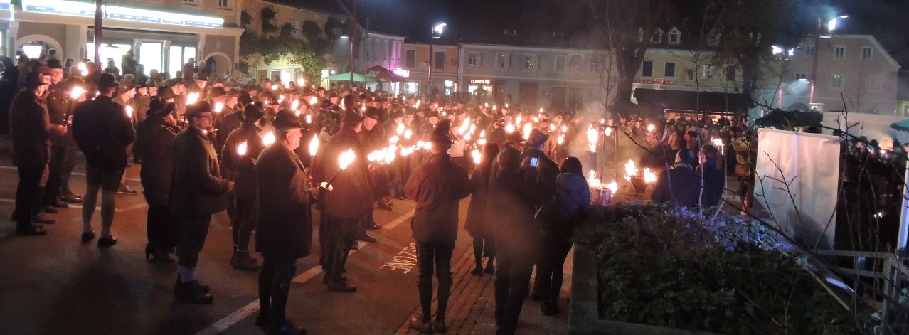 Ein Hirsch am Weizer Hauptplatz –  Hubertusfeier in Weiz